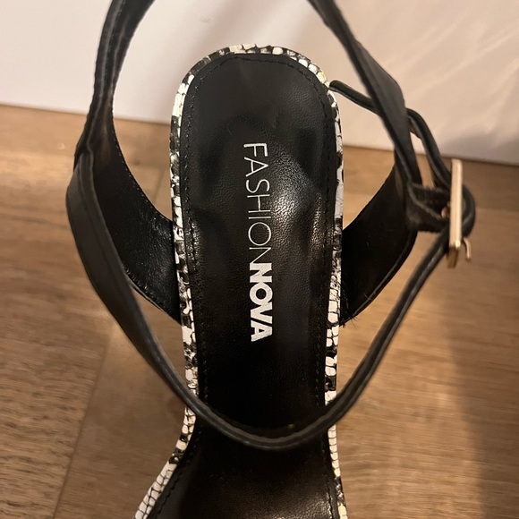 Black and snakeskin Platform Heels - Picture 5 of 5